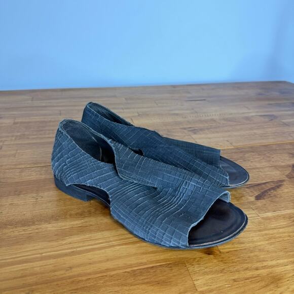 Free People Open Toe Cut Out Gray Textured Leather Flats Size 38 - Picture 1 of 6
